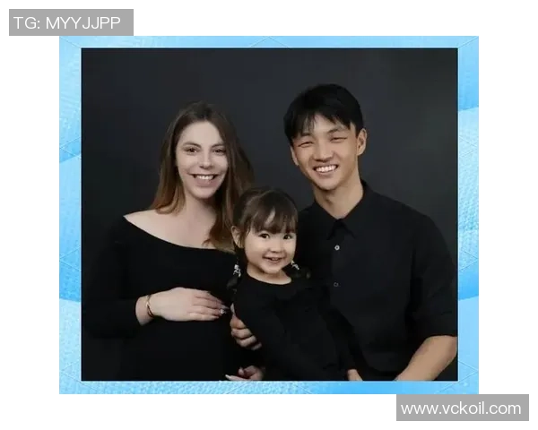 足球明星与妻女温馨合影展现家庭幸福生活瞬间